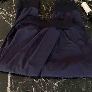 Lulu NAVY Cropped Joggers Size 2